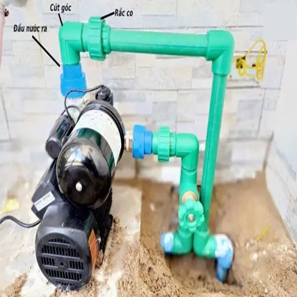 Bật máy bơm nước
